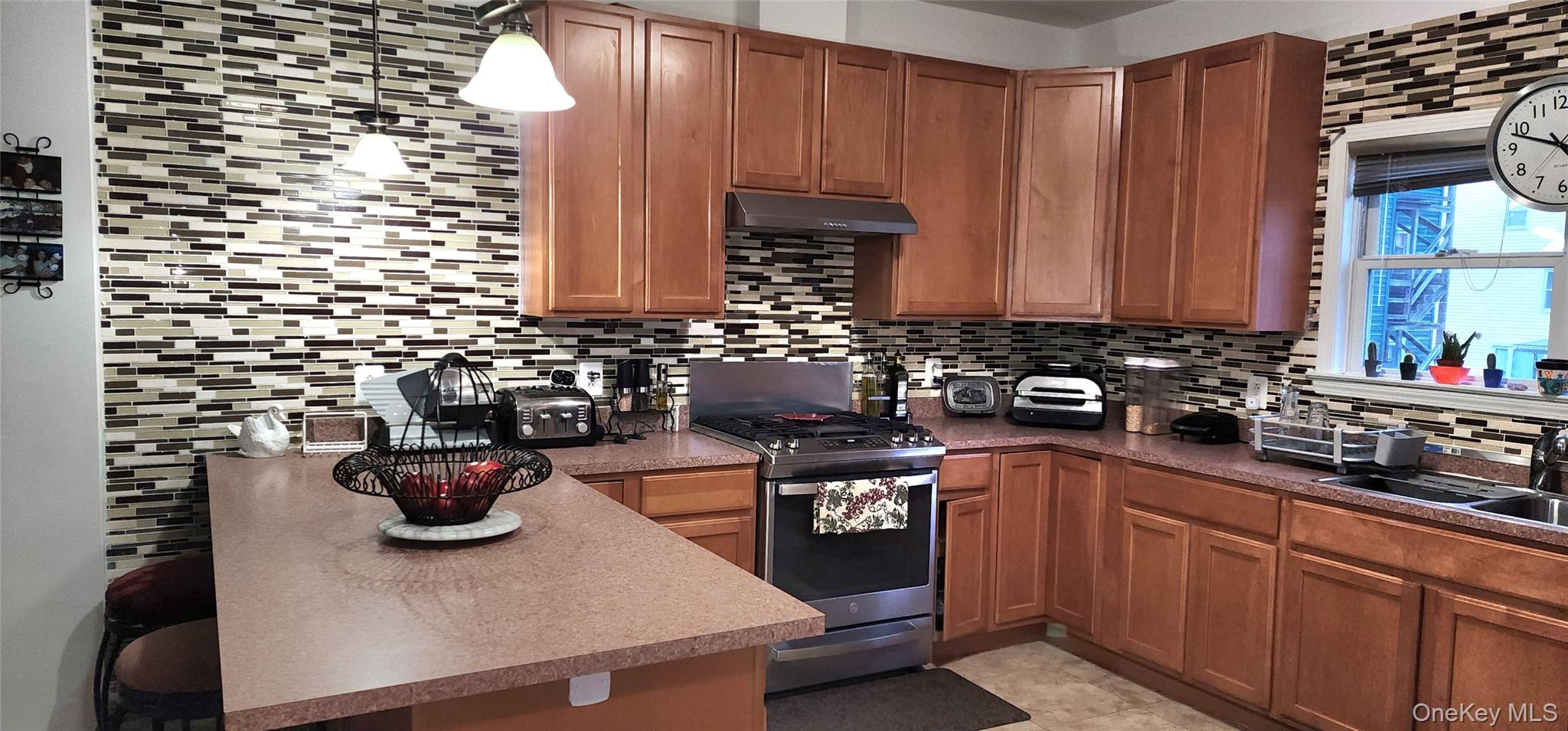 Beautifully Upgraded 4 bedrooms 2.5 bathrooms Town Home. Generous size...