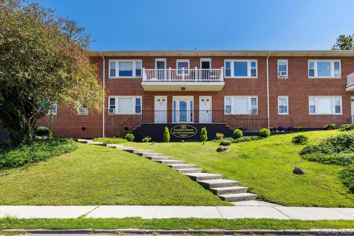 Move right into this 1 bedroom, 1-bathroom, 2nd floor condo, located i...