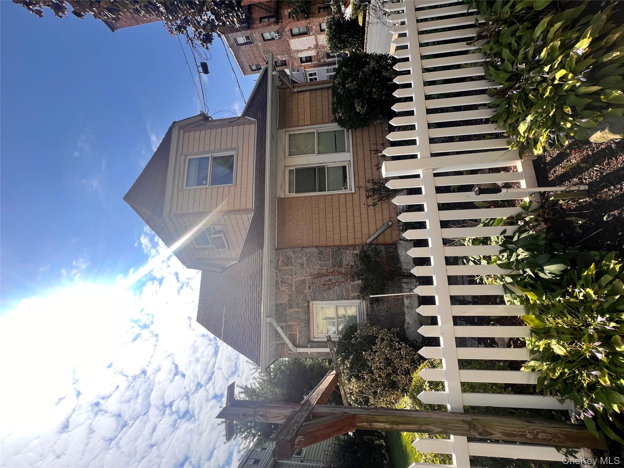 Beautiful first floor apartment with 3 - 4 spacious bedrooms and backy...