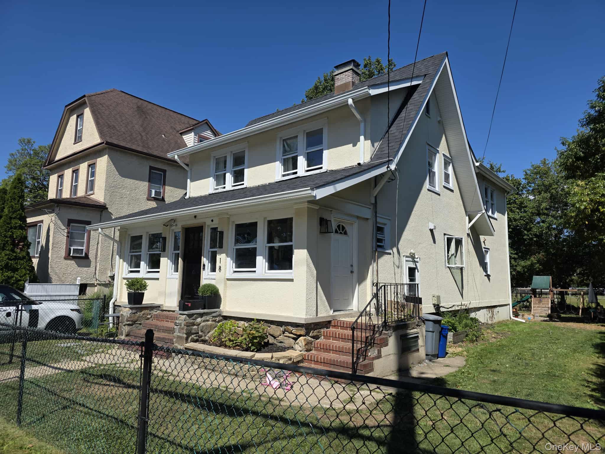 Charming 2-bedroom, 1-bath on  2nd floor apartment with parking and a...