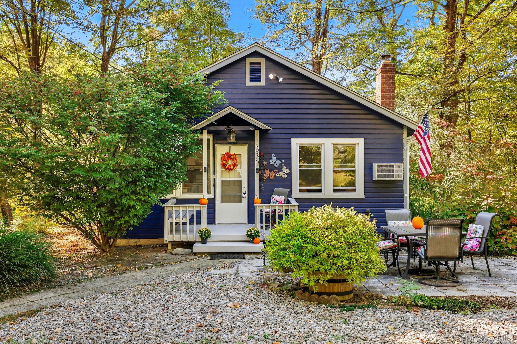 Why Rent when you can own in this Pet Friendly adorable 2 bedroom ranc...