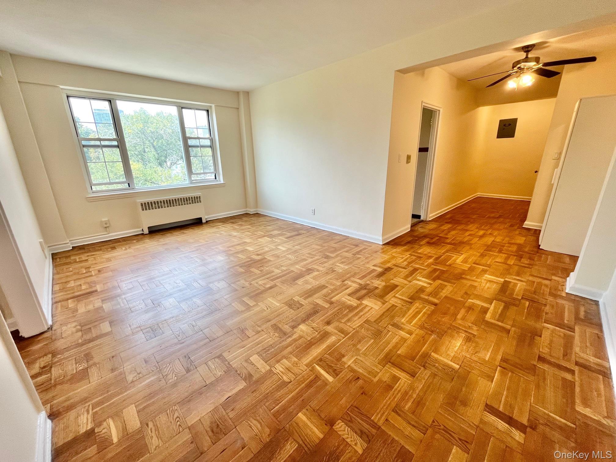 Bright and Spacious 2 Bedroom on 4th Floor of Elevator Building - Loca...