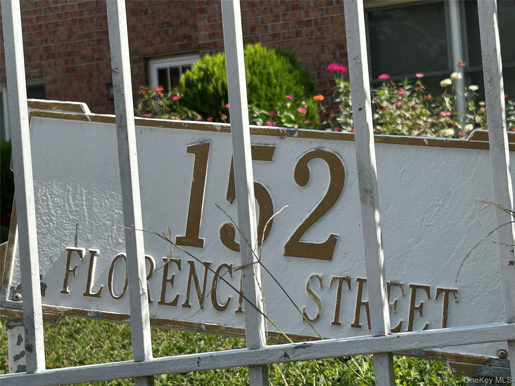Beautiful 3 Bedroom Apartment in quiet residential neighborhood. 3 Lar...