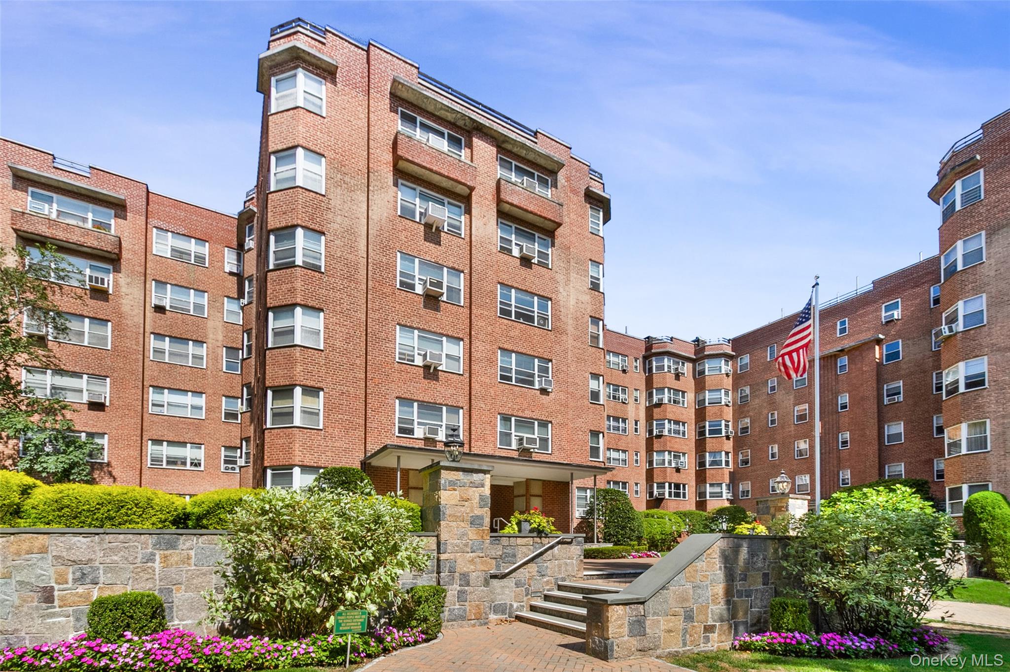 Discover your perfect apartment in this sunlit, ground floor unit at G...