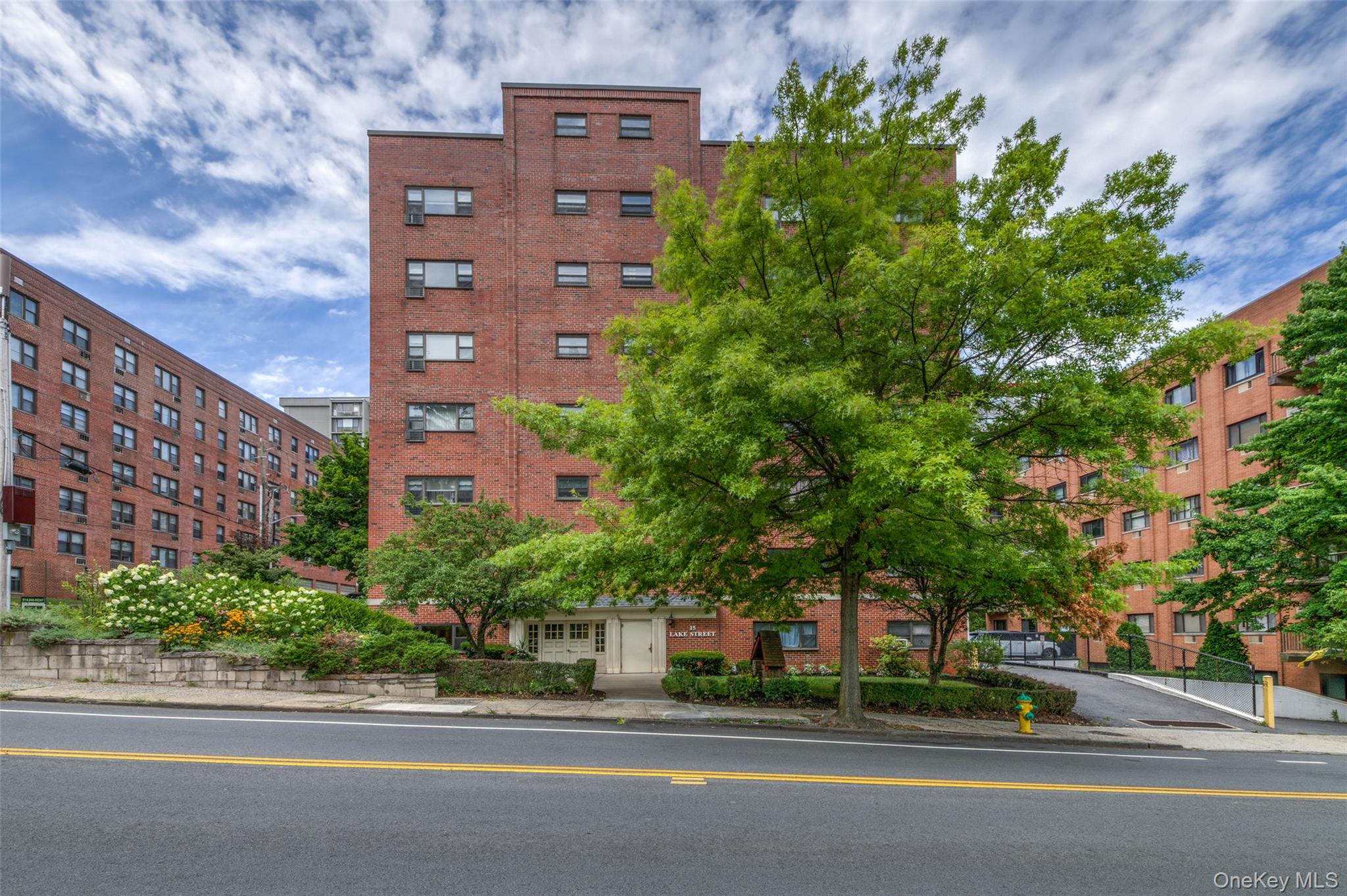 BRING YOUR CLIENTS LOOKING FOR AN OFFICE TO WORK FROM HOME. Bright spa...