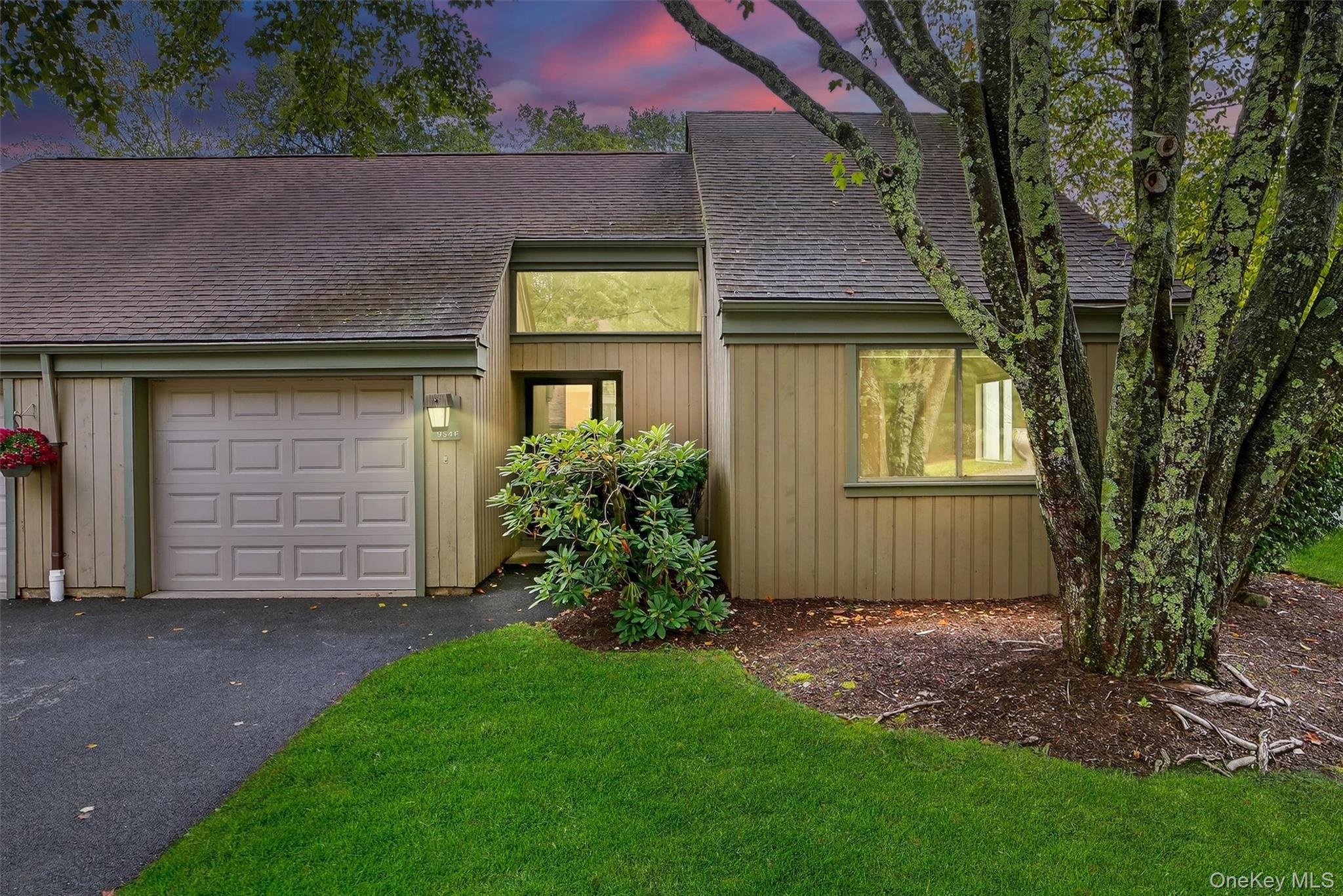 Sunny & Stylish in Heritage Hills!  Welcome to this beautifully mainta...