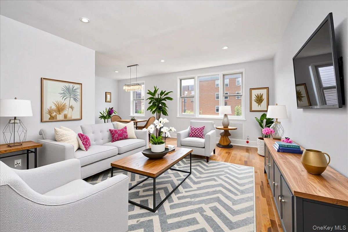 VIRTUALLY STAGED PICS ** BEAUTIFULL LARGE TWO BED TWO FULL BATH COOP U...