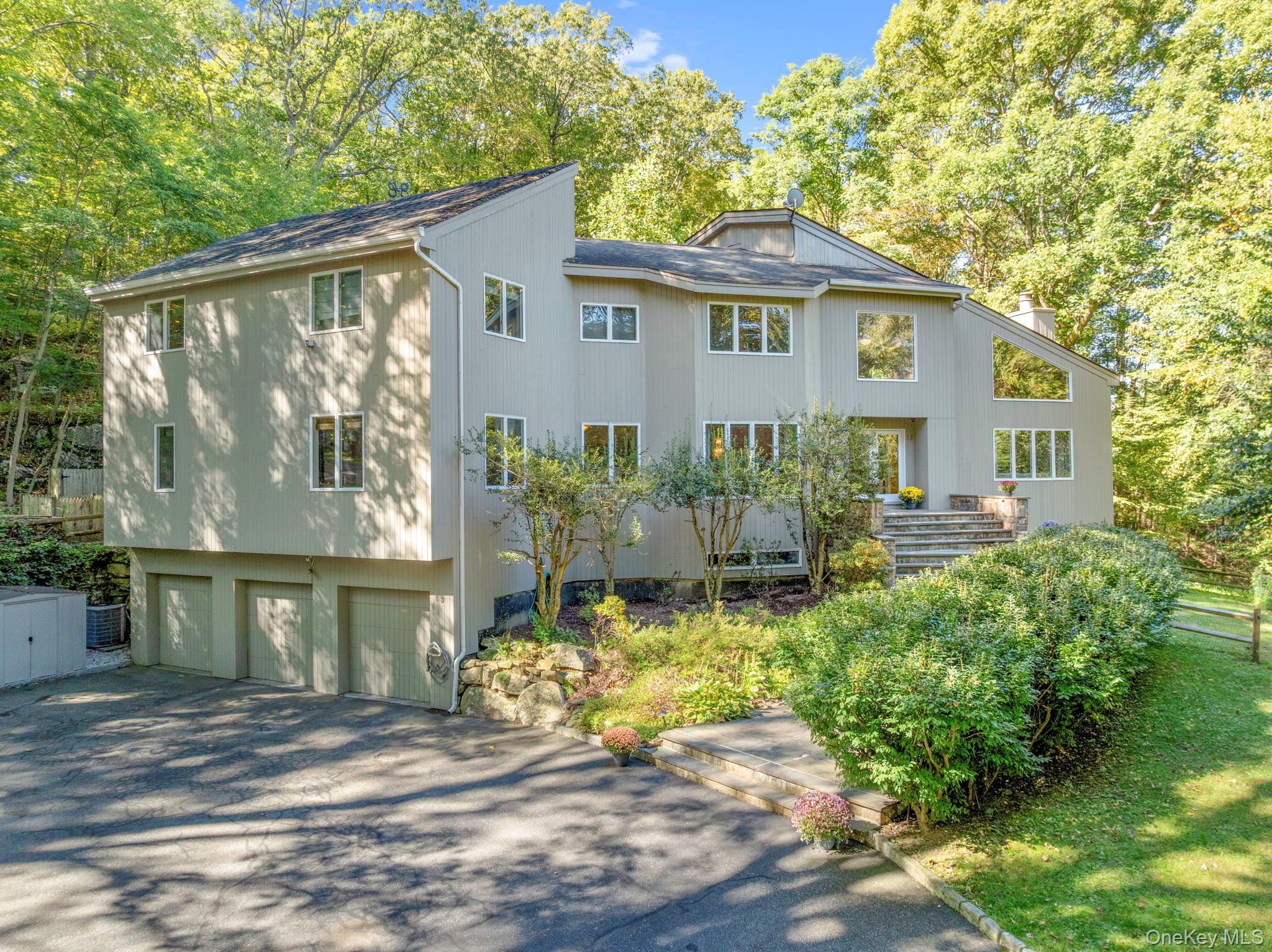 Move right into this bright and spacious 4 bedroom/5.1 bath contempora...