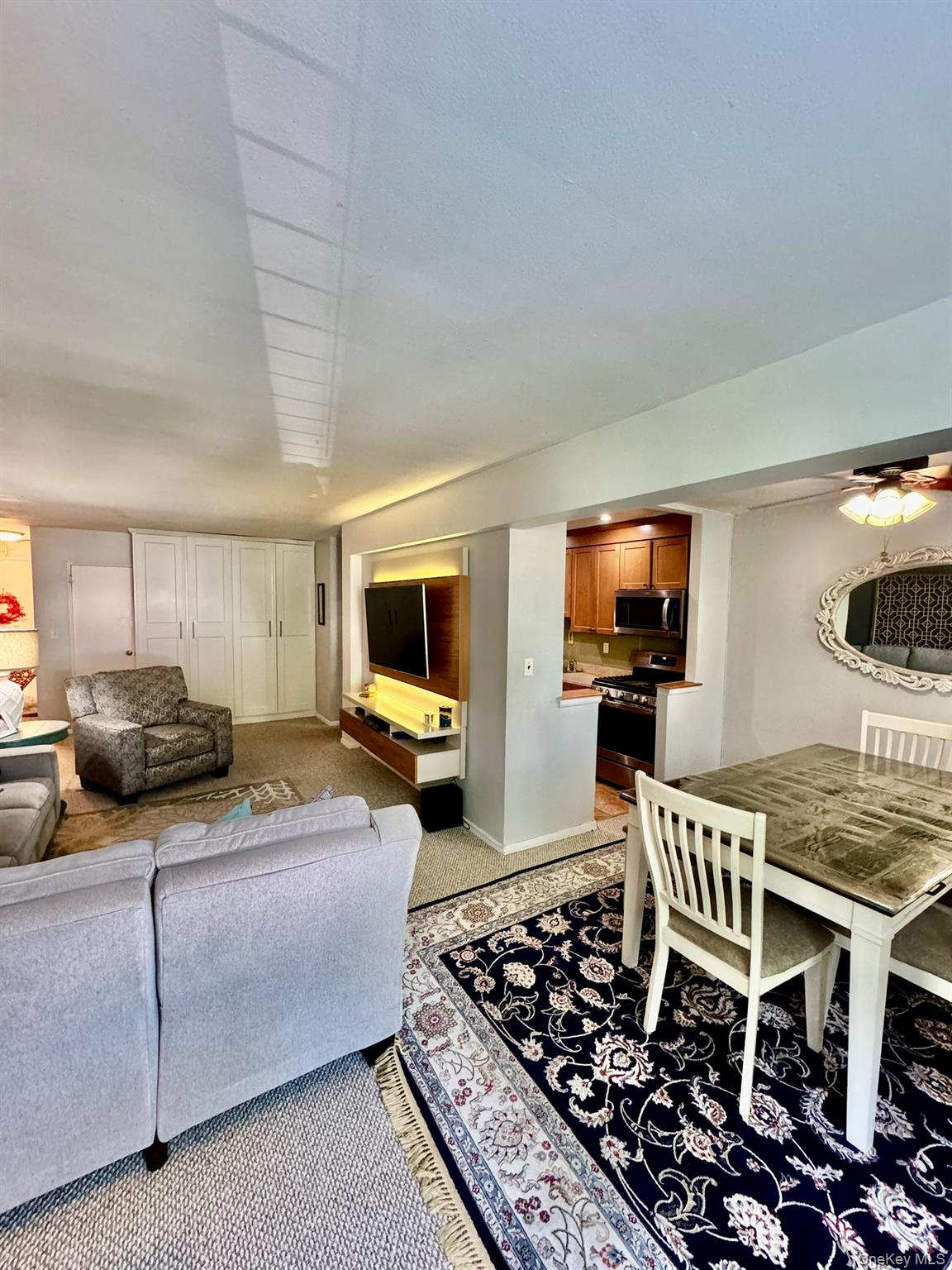 Welcome to the Parkview Complex!
This spacious 2-bedroom, 1.5-bathroom...