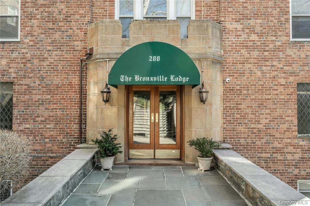 UNIT COMES WITH INDOOR DEEDED PARKING SPACE: Welcome home to this top-...