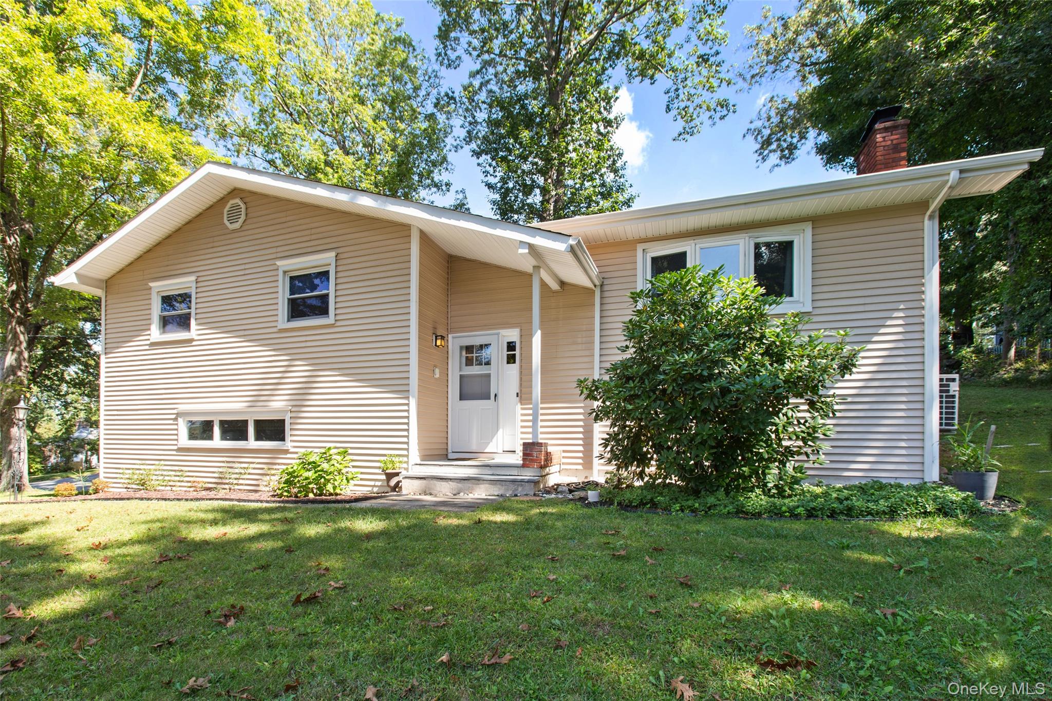 SINGLE LEVEL LIVING with an easily accessible floorplan located litera...
