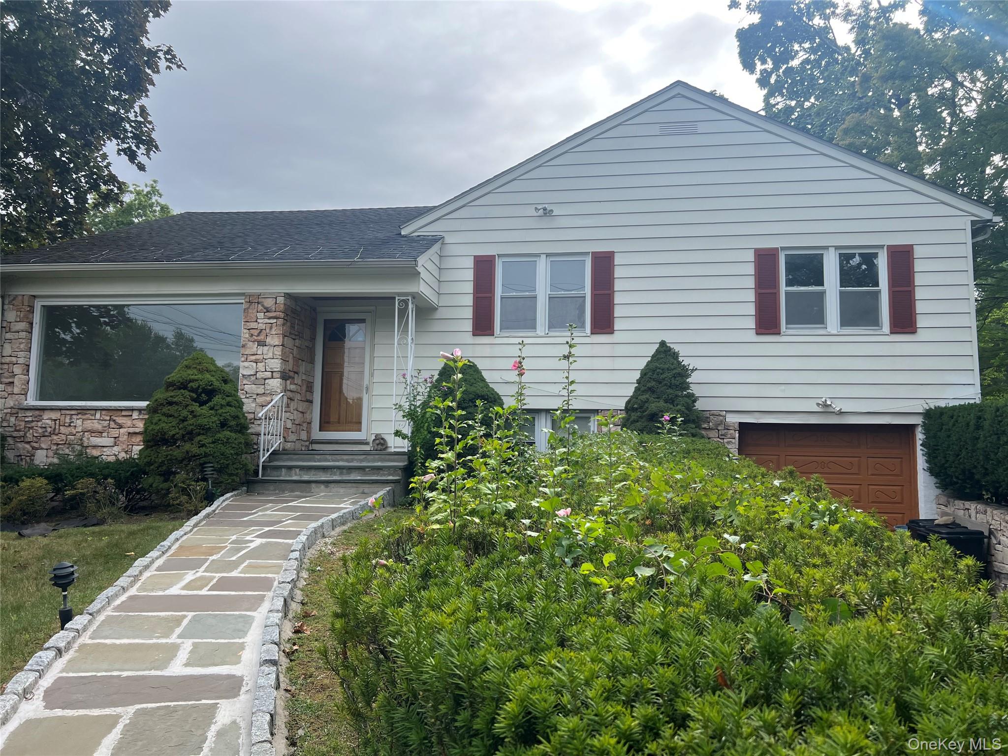 Great corner lot location on Laron Dr, this cozy home has bright and a...