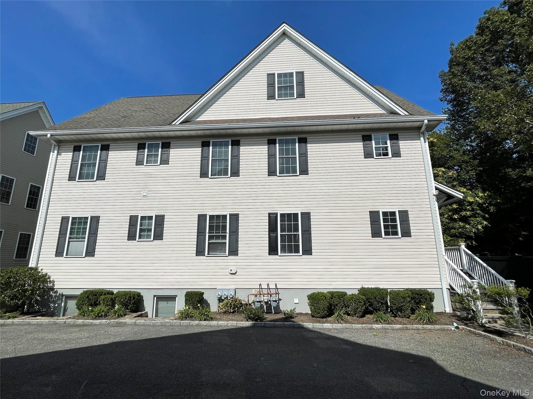 Large open floor plan luxury apartment with 3 BR and enormous bonus ro...