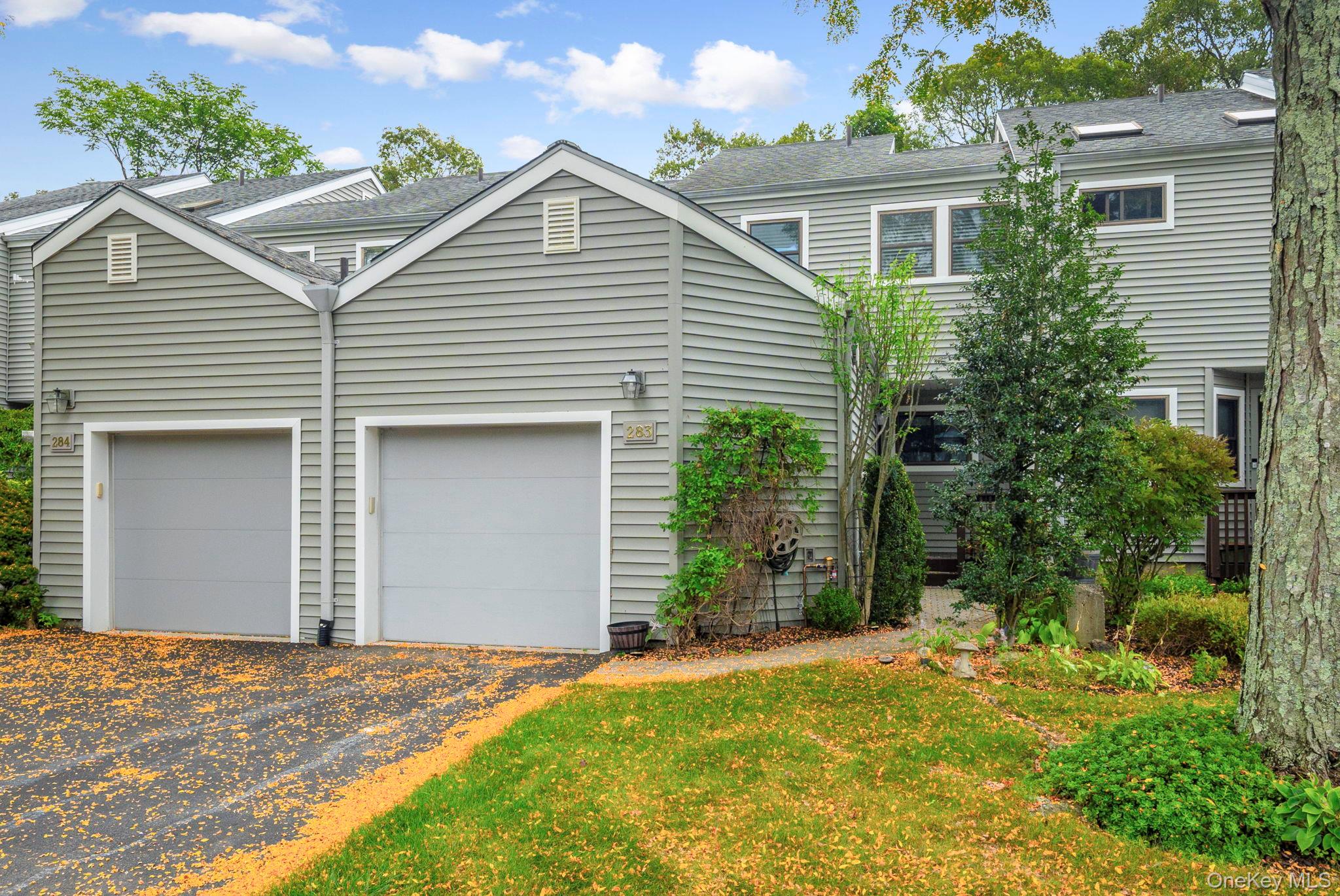 Welcome to this charming townhome In Fox Hill with one bedroom plus a...