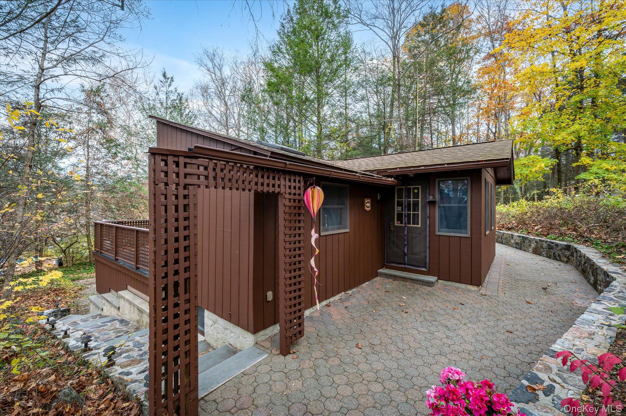 ***CASH ONLY PURCHASE*** Charming lake-area cottage offering an inviti...