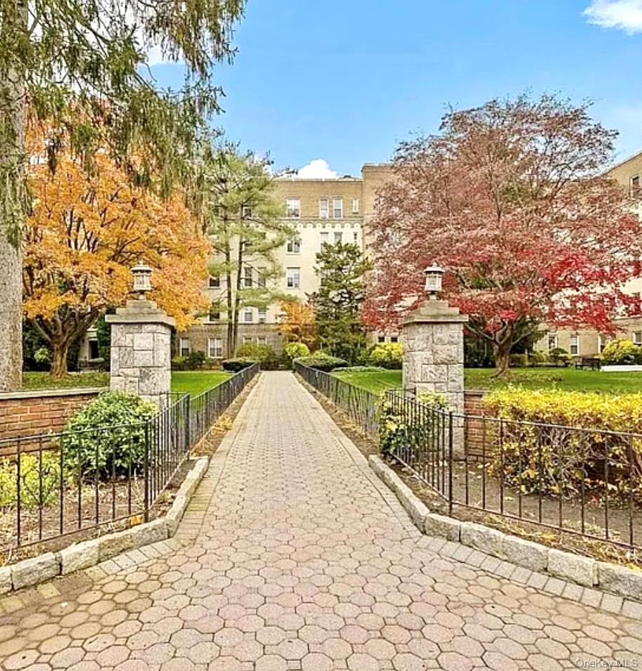 Welcome to Wellington Court!
Spacious 2-Bedroom Apartment  a generousl...