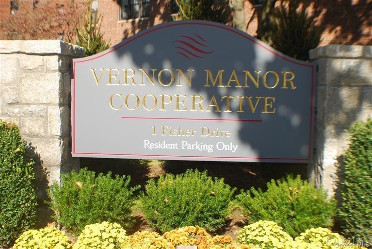 This bright and spacious 1 BR/1 BA corner unit with stunning white oak...