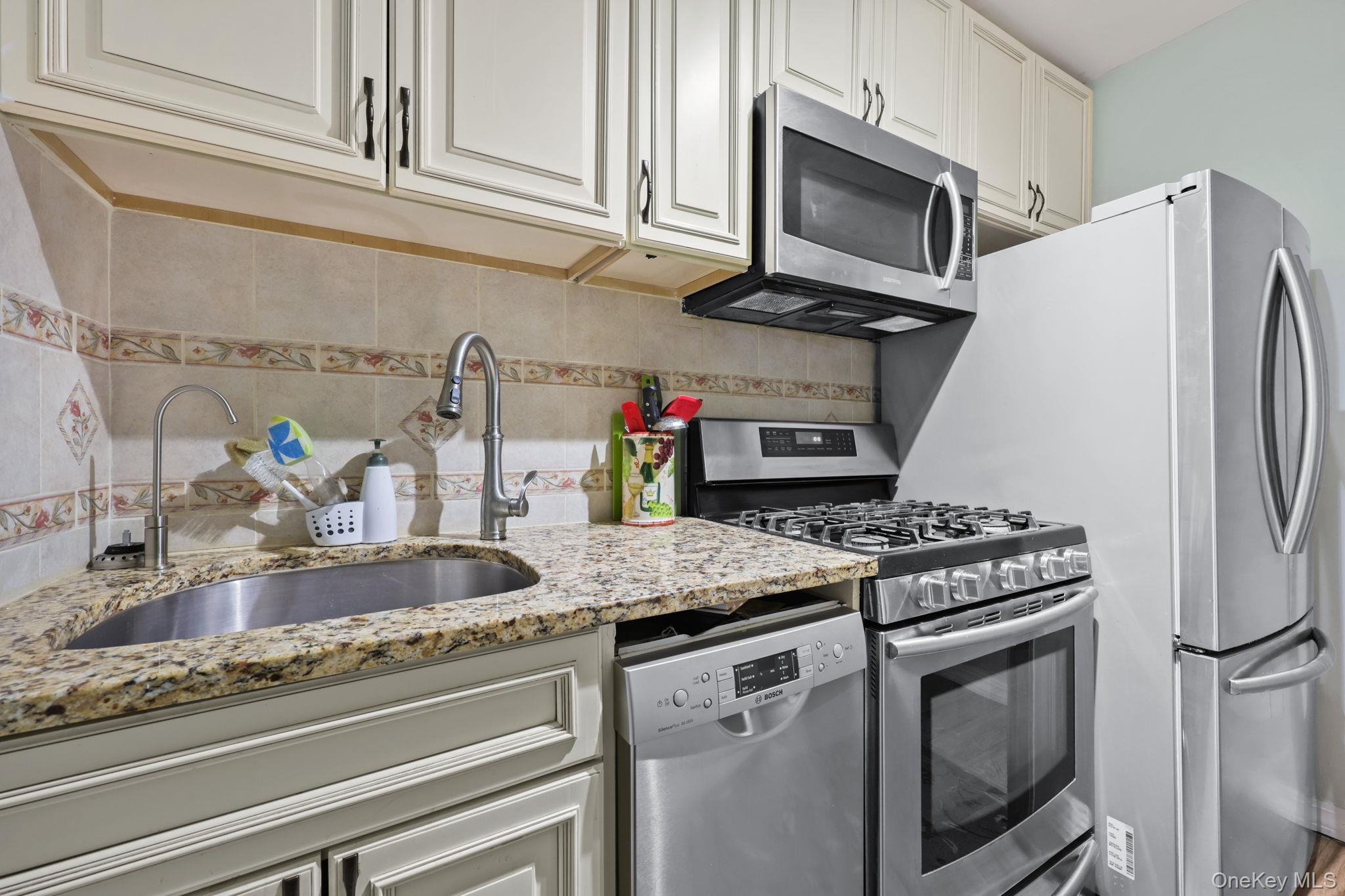 Top floor studio apartment that can live like a 1 Bedroom!!! Top floor...