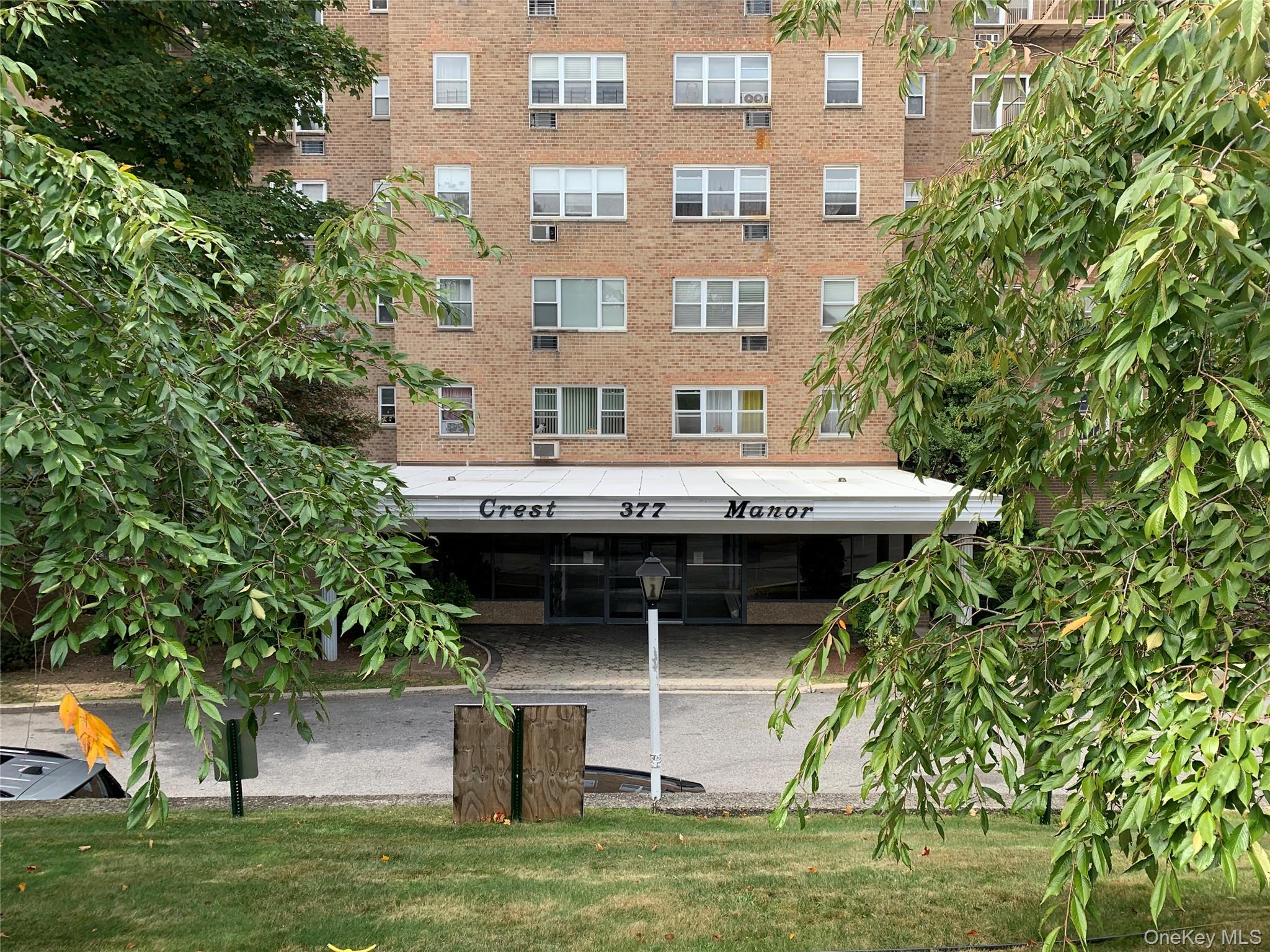 Come see this charming one bedroom unit on the top floor in very sough...