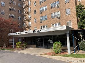 Come see this charming one bedroom unit on the top floor in very sough...