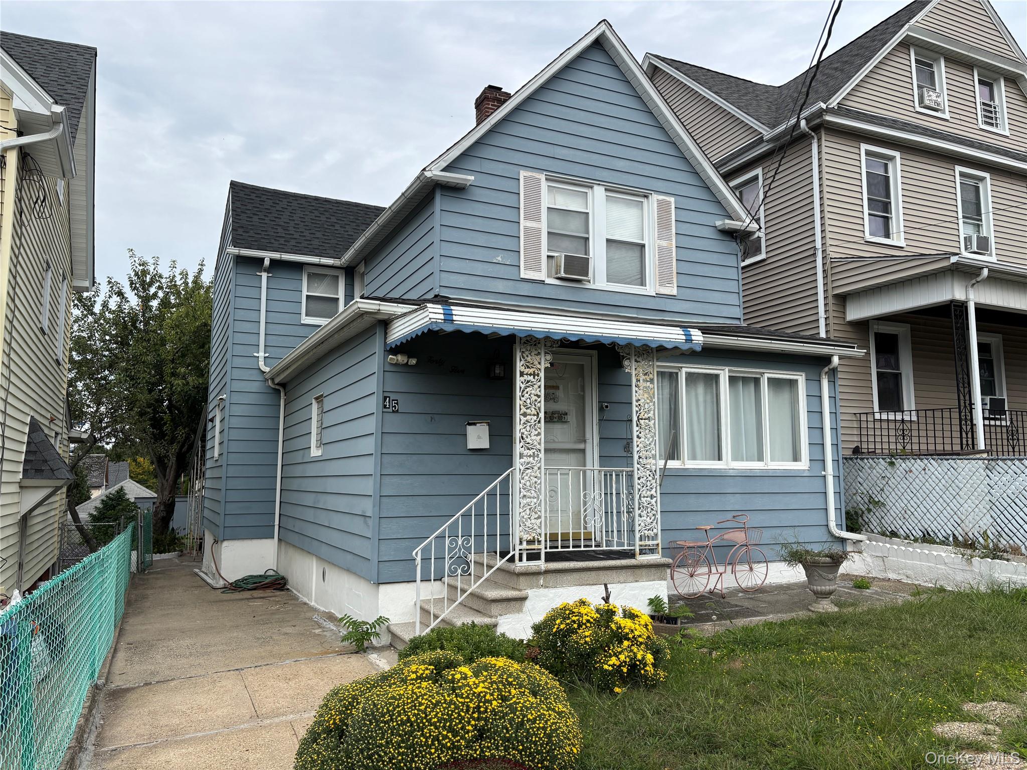 3 bedroom Colonial in the heart of New Rochelle! Convenient to shops,...
