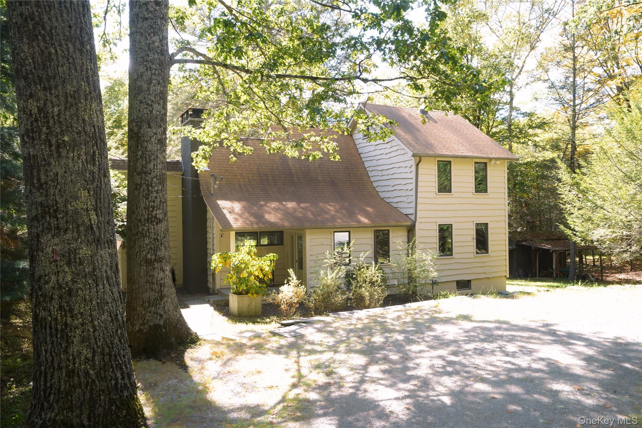 A chic country compound just minutes from Woodstock and Phoenicia. Sit...