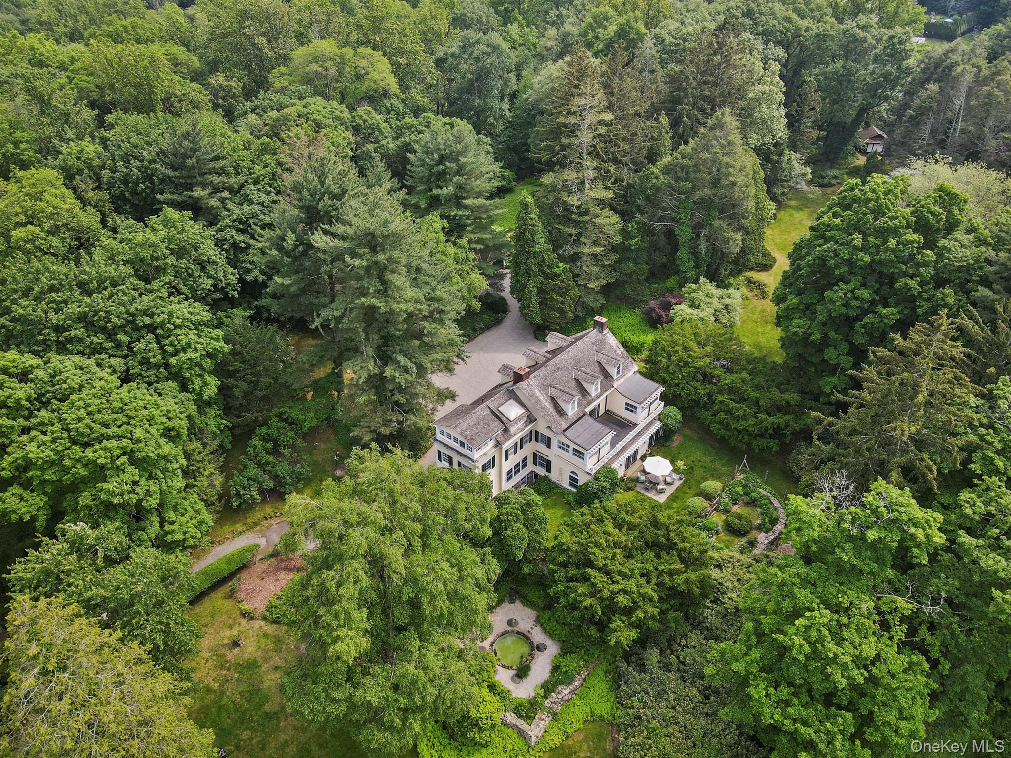 Set back from the road in one of Bedford’s loveliest estate areas, dow...