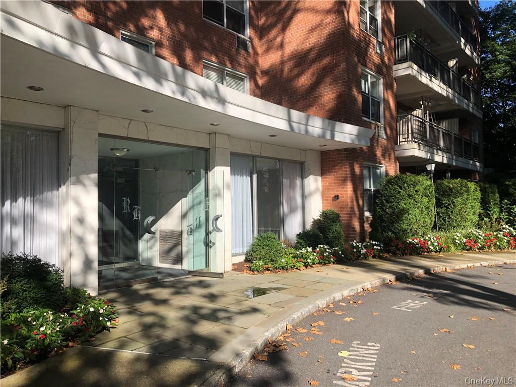 Bright and spacious Junior 4 unit with terrace in the desirable Rockle...