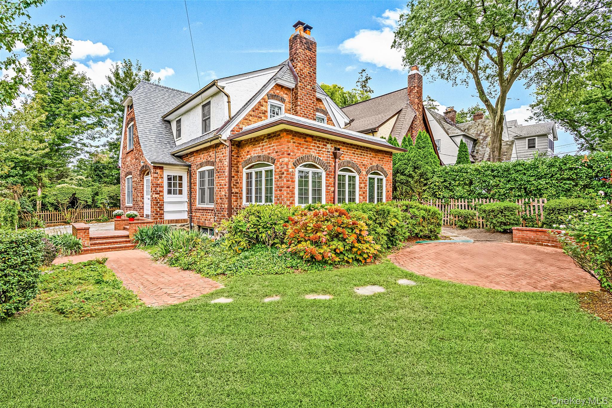 Prime location in the heart of Larchmont Village! This beautifully upd...