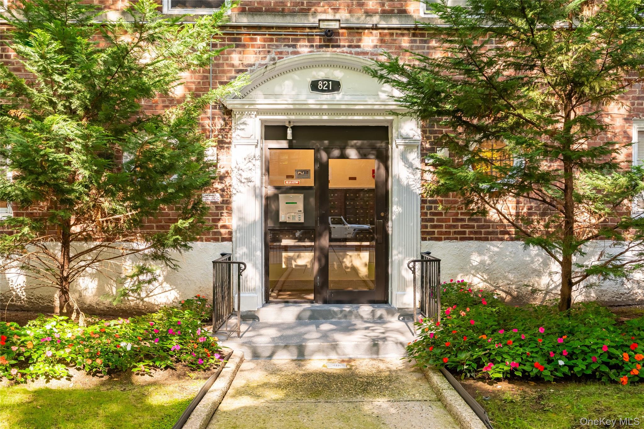 Location, location, location! Welcome to Unit 5J, a bright and airy 1-...