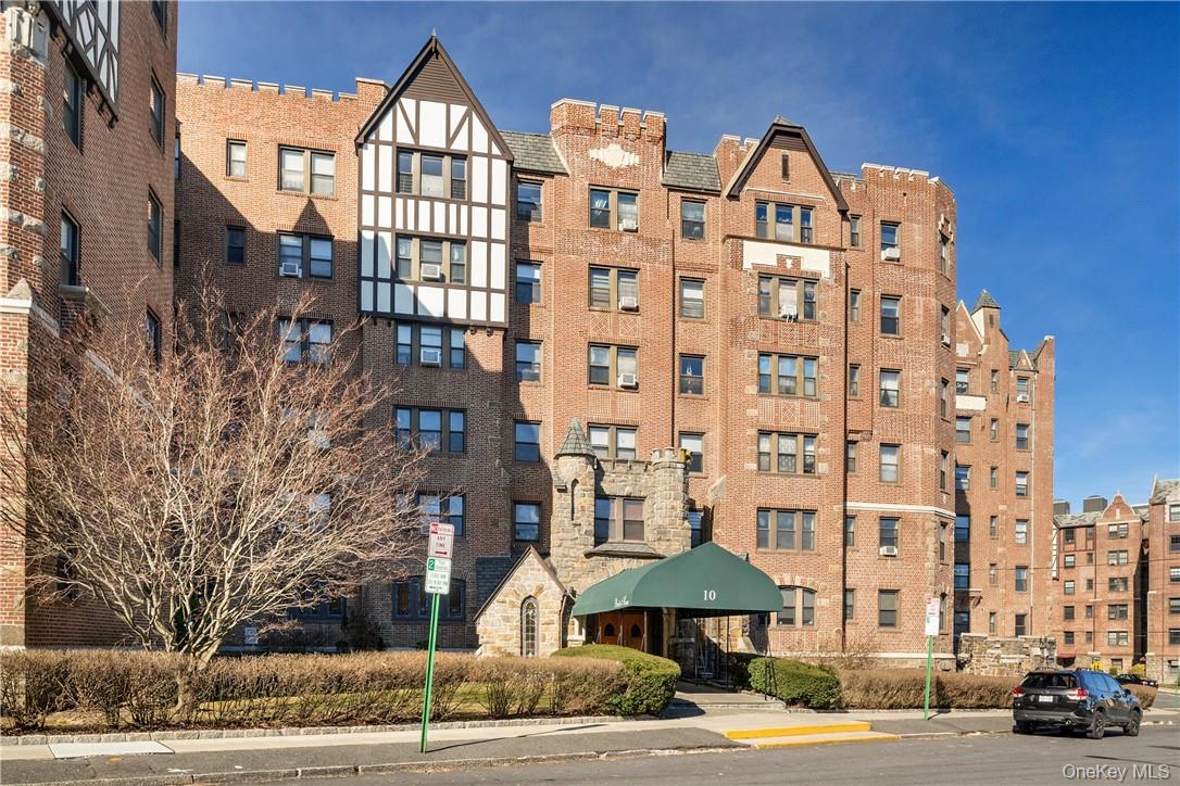 Dogs/pets without restriction are very welcome at this fully-renovated...