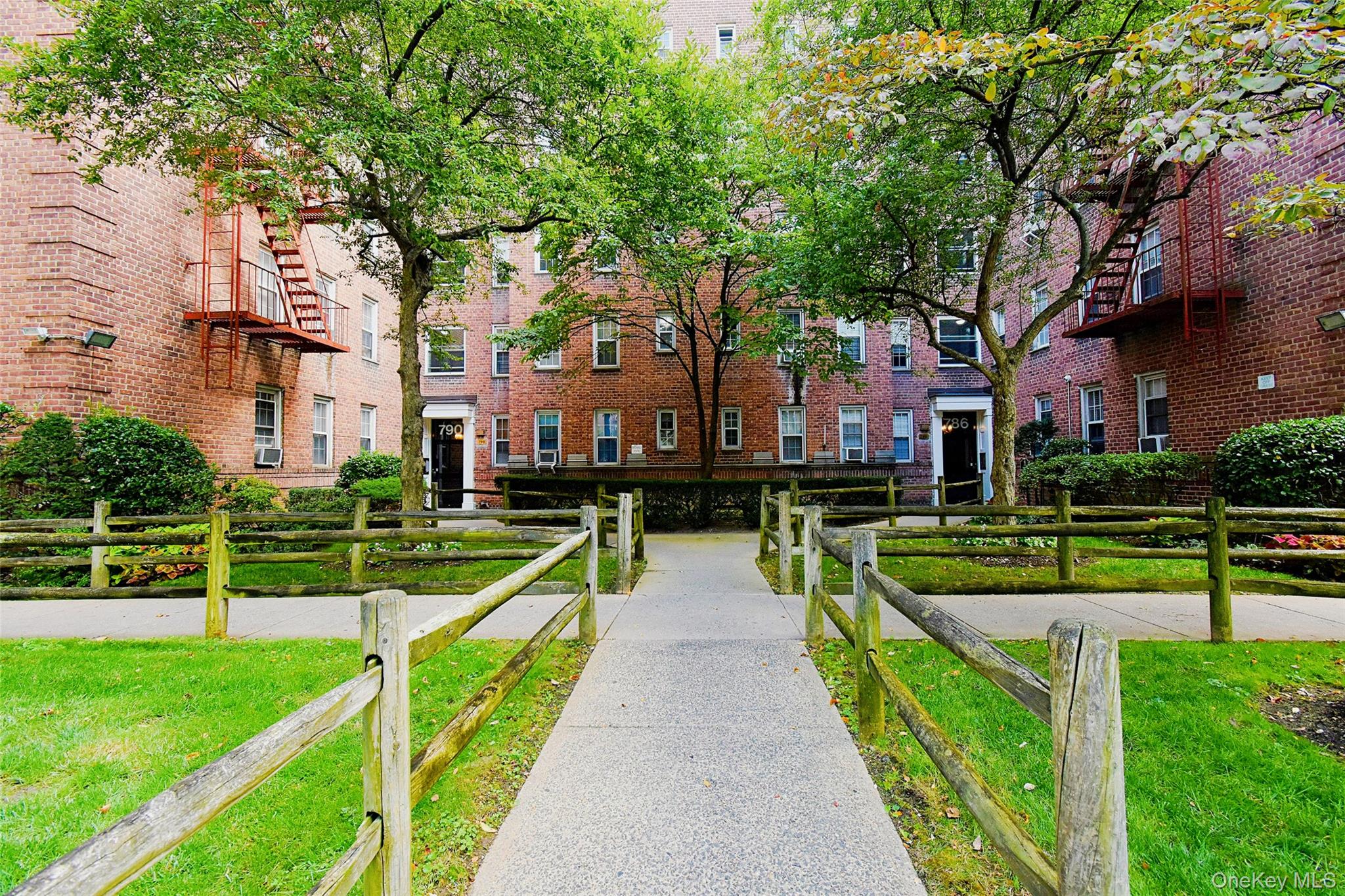 Commuters Dream! **LOW MAINTENANCE** Financially Sound Complex** Sunny...