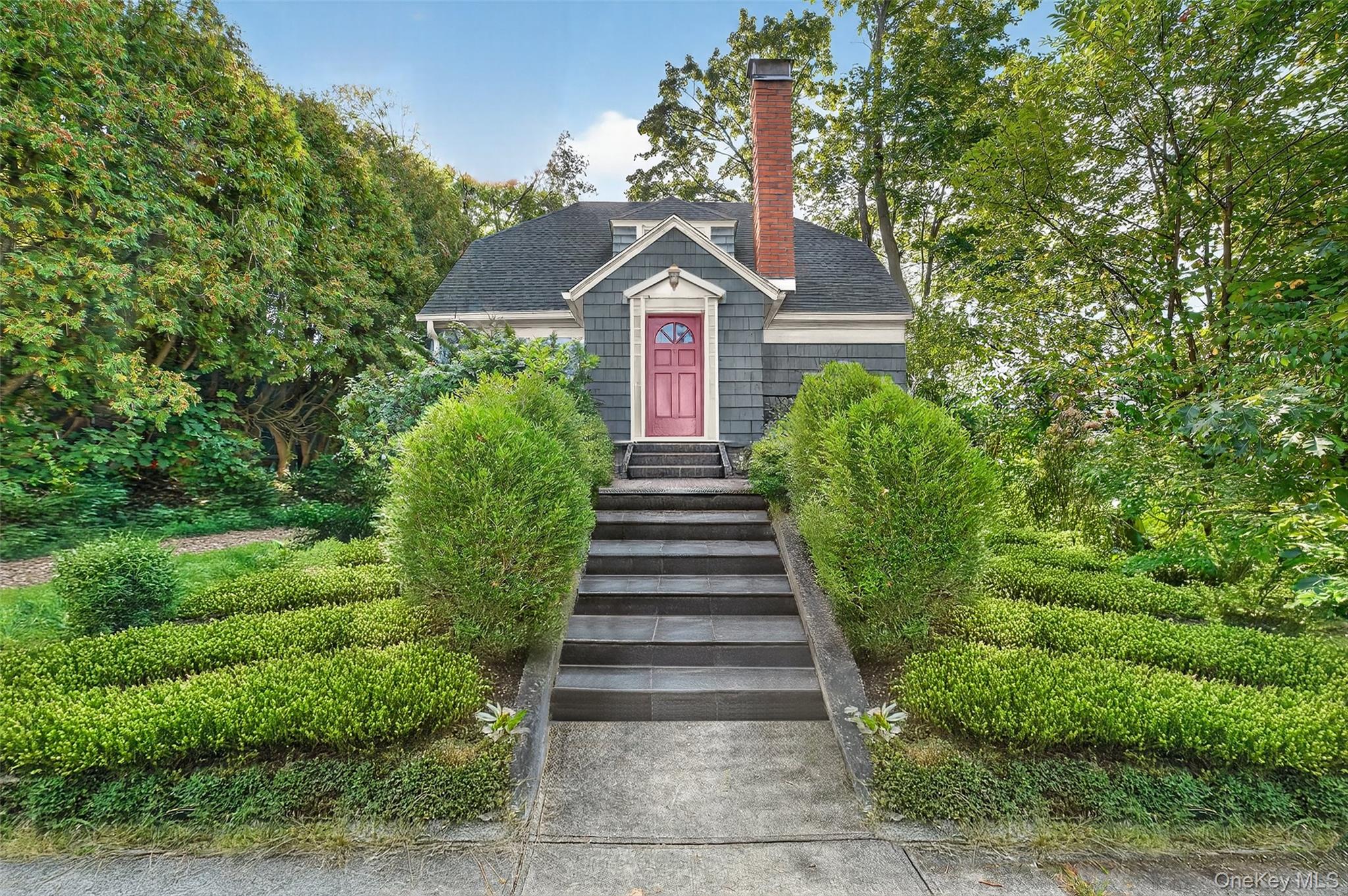 Here's your chance to transform a charming gem into your perfect retre...