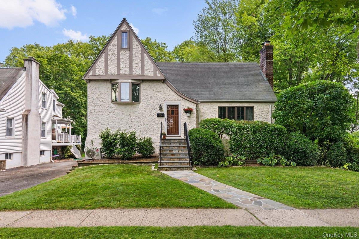 Located in the sought-after Glen Oaks neighborhood of Rye, this charmi...