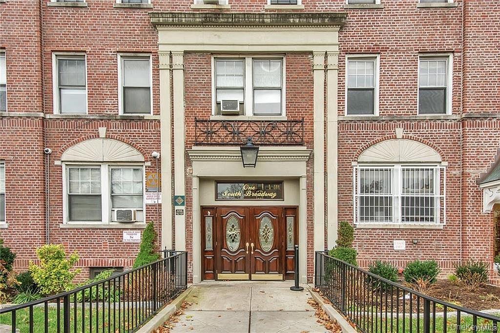 Large one bedroom apartment available in the heart of downtown White P...