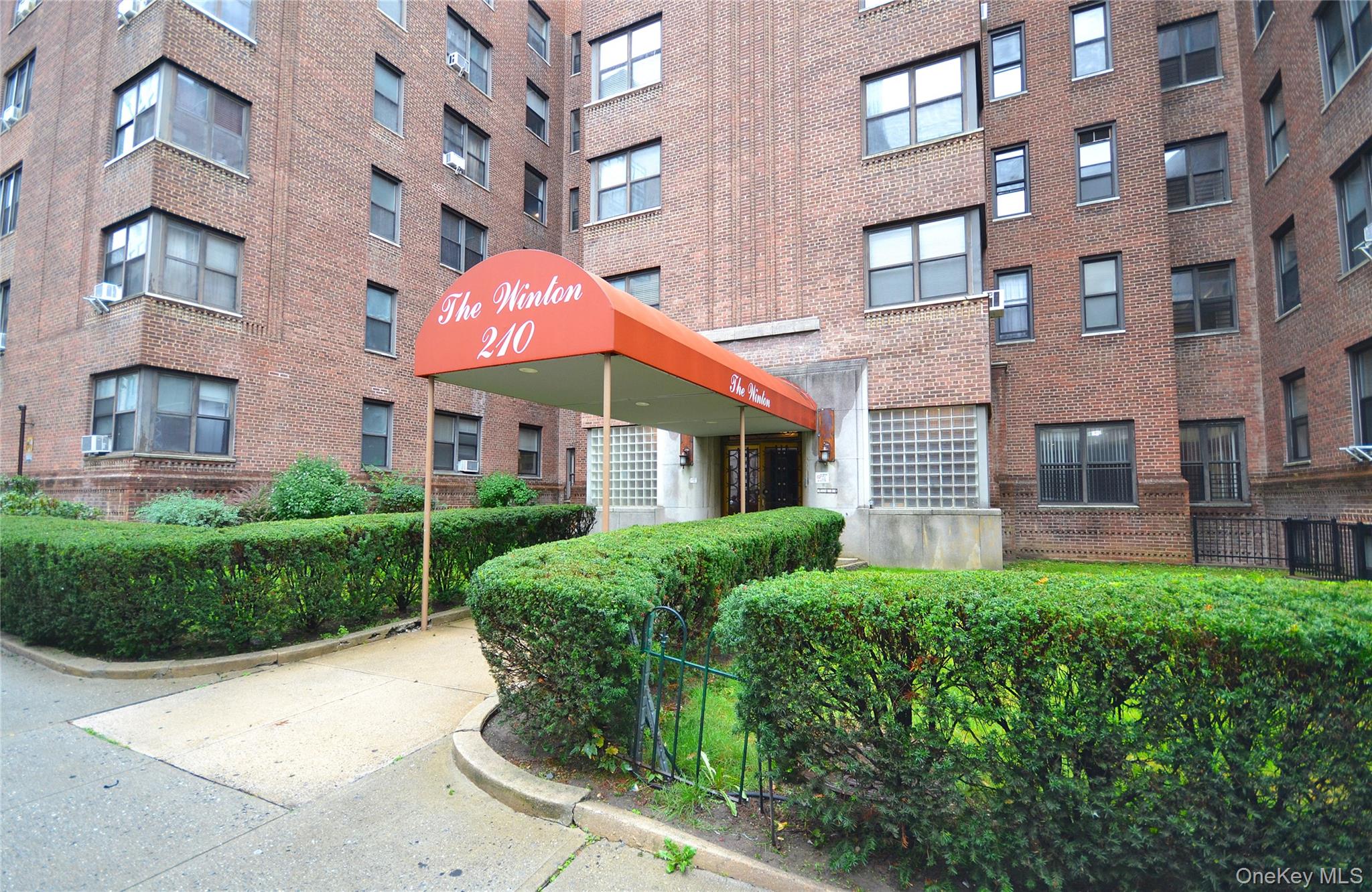 Commuters delight! City living in White Plains Close to Metro North tr...