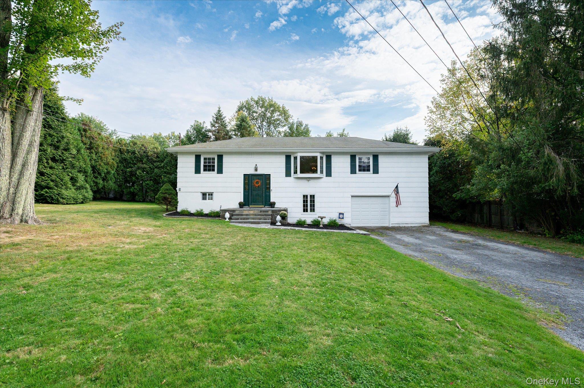 Beautifully Updated 3BR/3BA Raised Ranch in Desirable Sparkle Lake Com...
