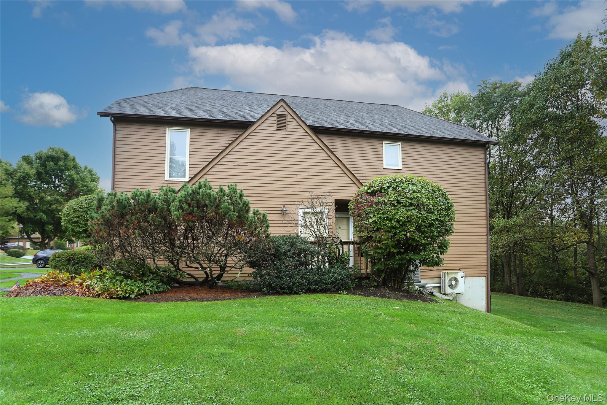 Beautiful 2 bedroom, 2.5 bathroom home located in the wonderful Hunter...