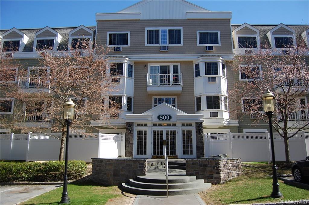 Welcome to the Pondside Club  West at 500 Pondside Drive.  A gated  co...