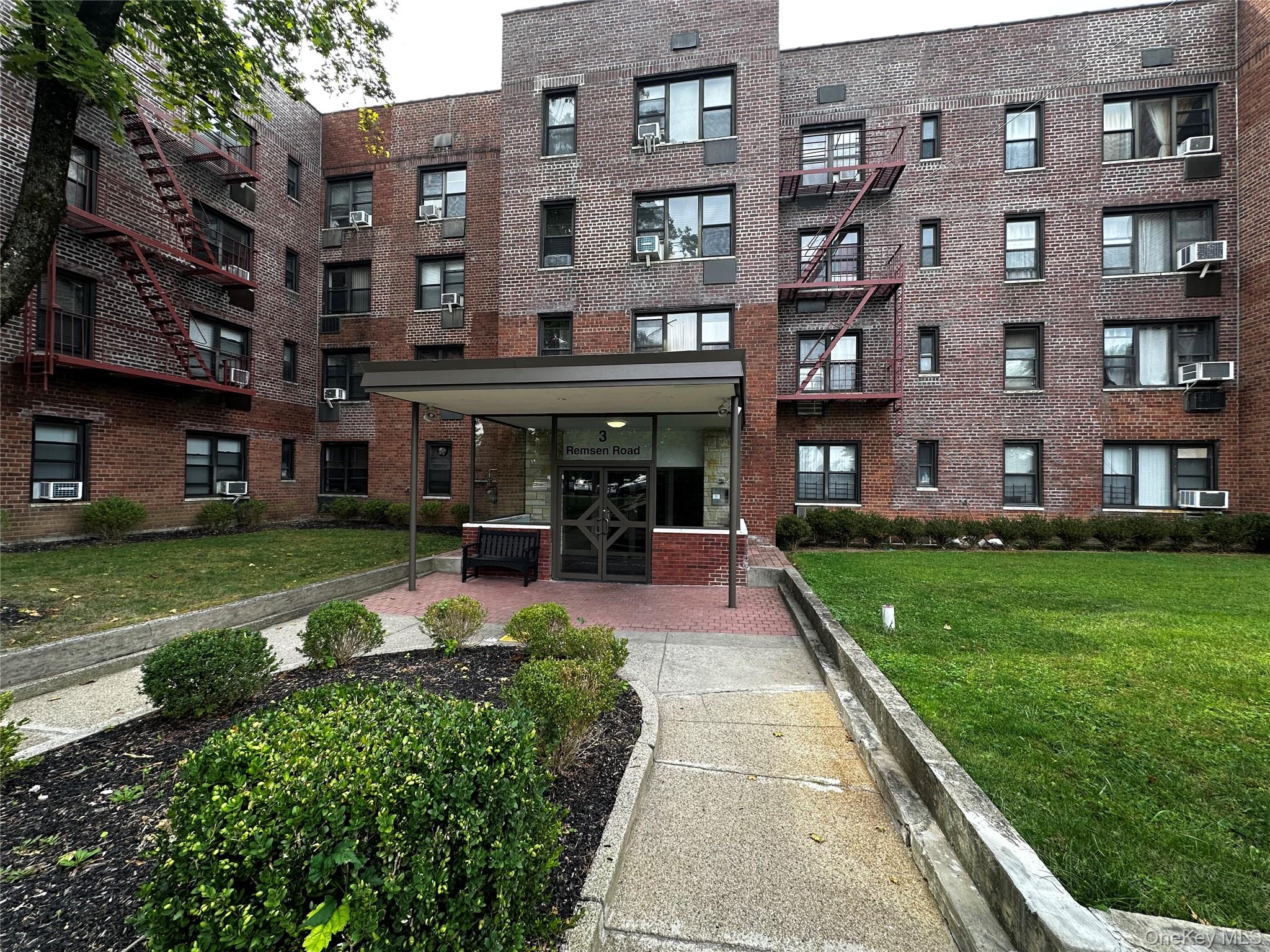Beautifully renovated 1 bed 1 bath with a balcony!  Open concept kitch...