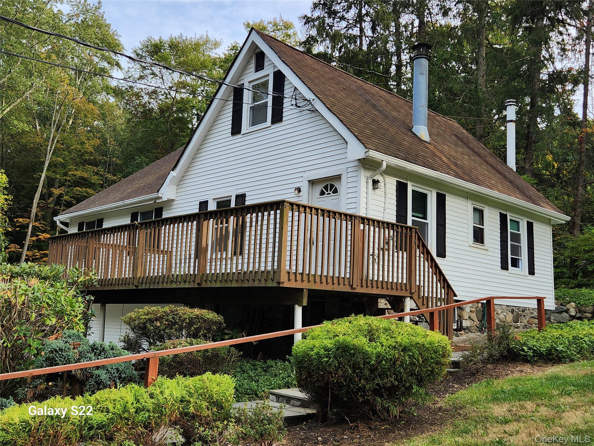 Opportunity Knocks: Fixer-Upper with Big Potential!  This diamond in t...