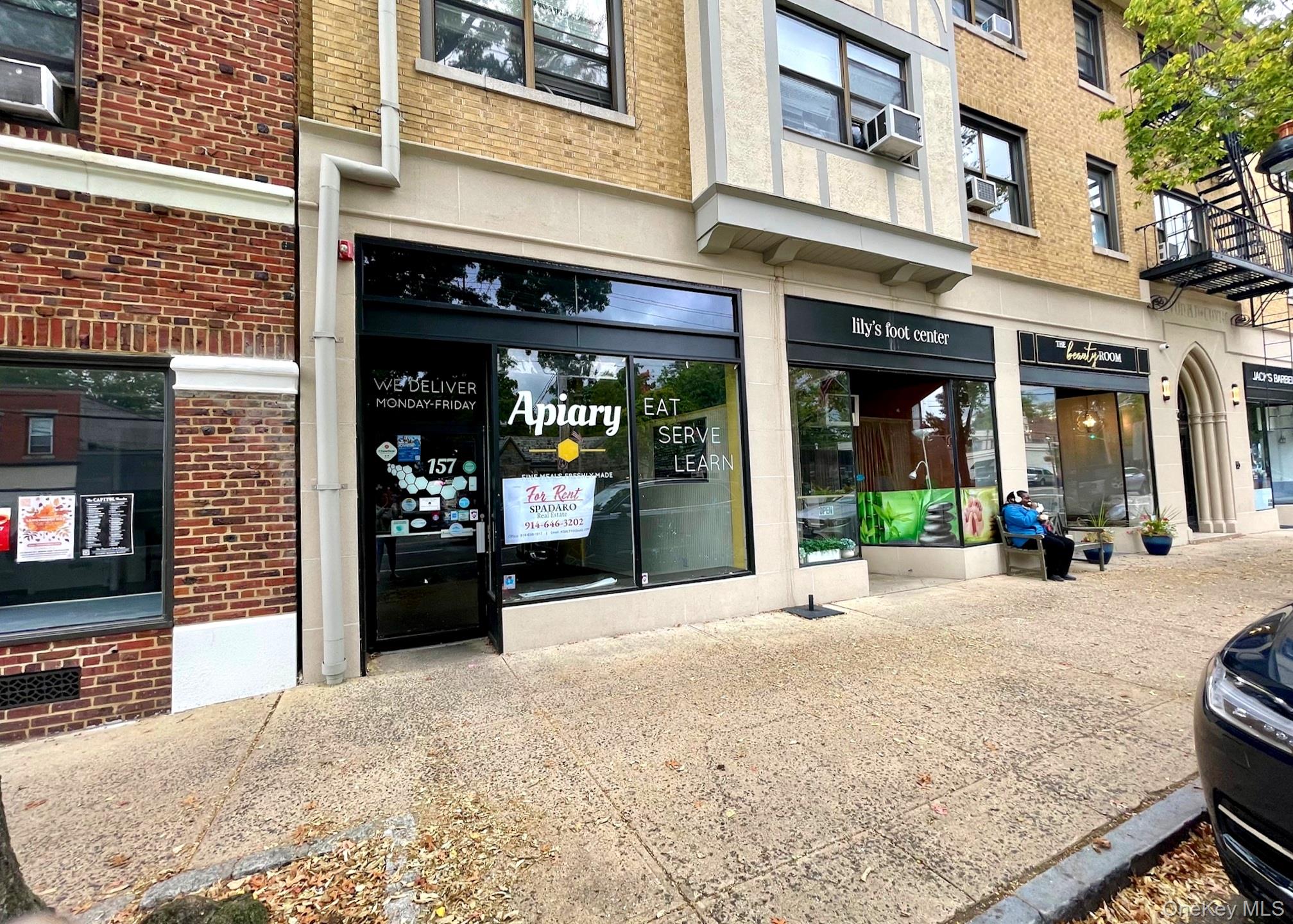 Highly visible retail location with abundant municipal and street park...