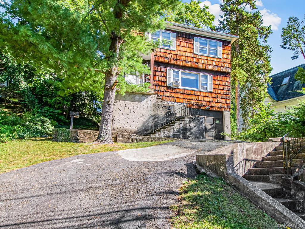 Welcome to a great opportunity! Come and revamp this Crestwood Colonia...