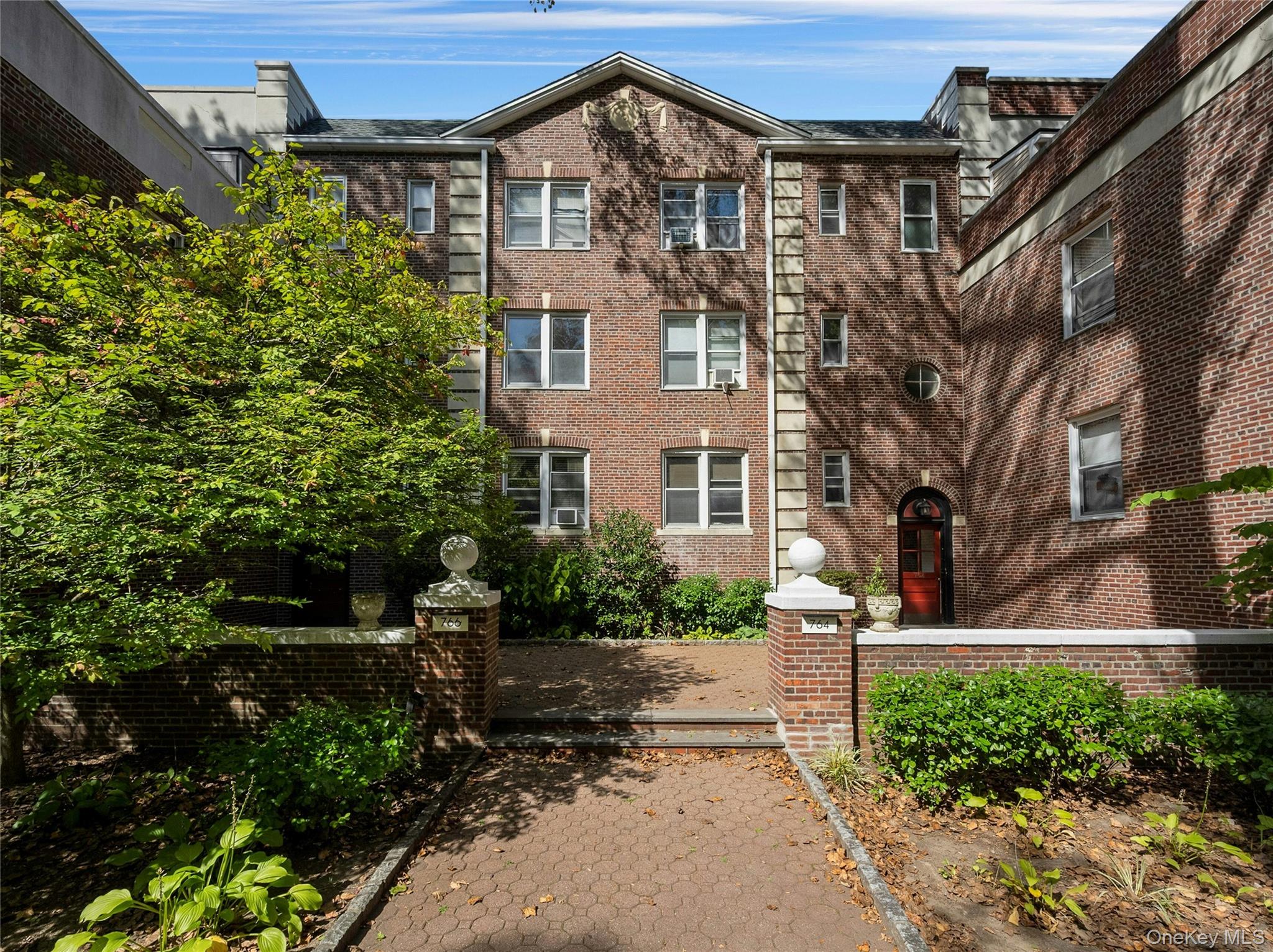 Discover the perfect city-to-suburbs transition in this 2-bedroom co-o...
