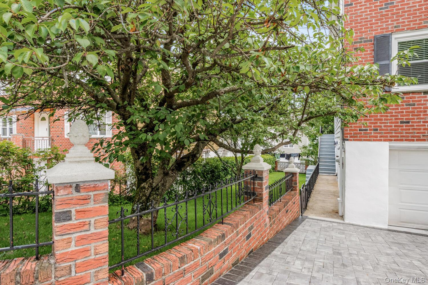 Bryn Mawr 2 Bedroom apartment. Freshly painted and newly renovated, he...