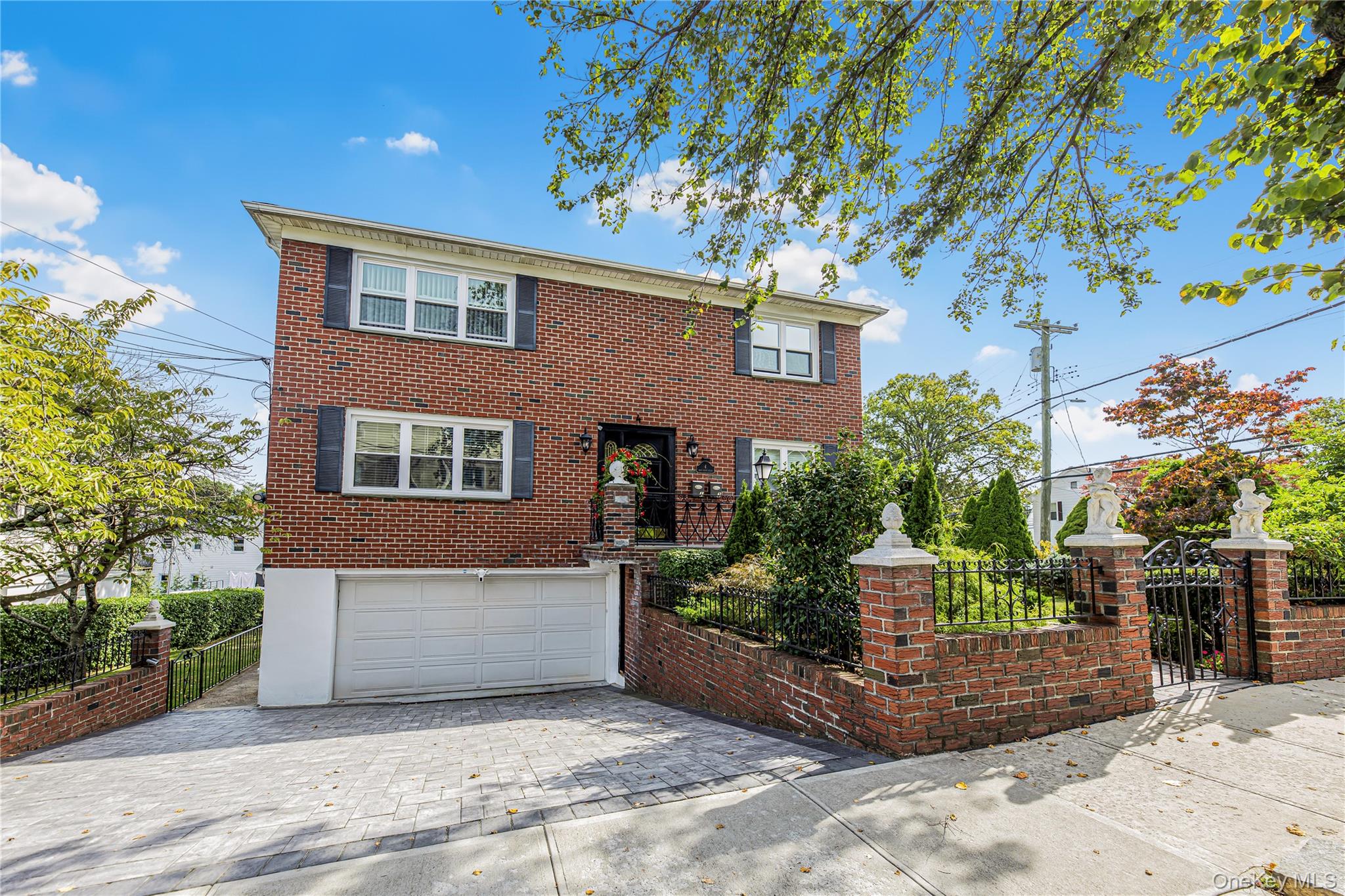 This beautiful three bedroom first floor apartment offers a spacious a...