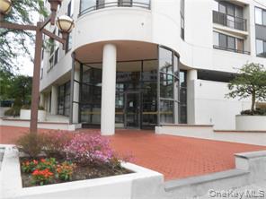 Commuter's Delight! Spacious sun-lit one bedroom one bath in desirable...