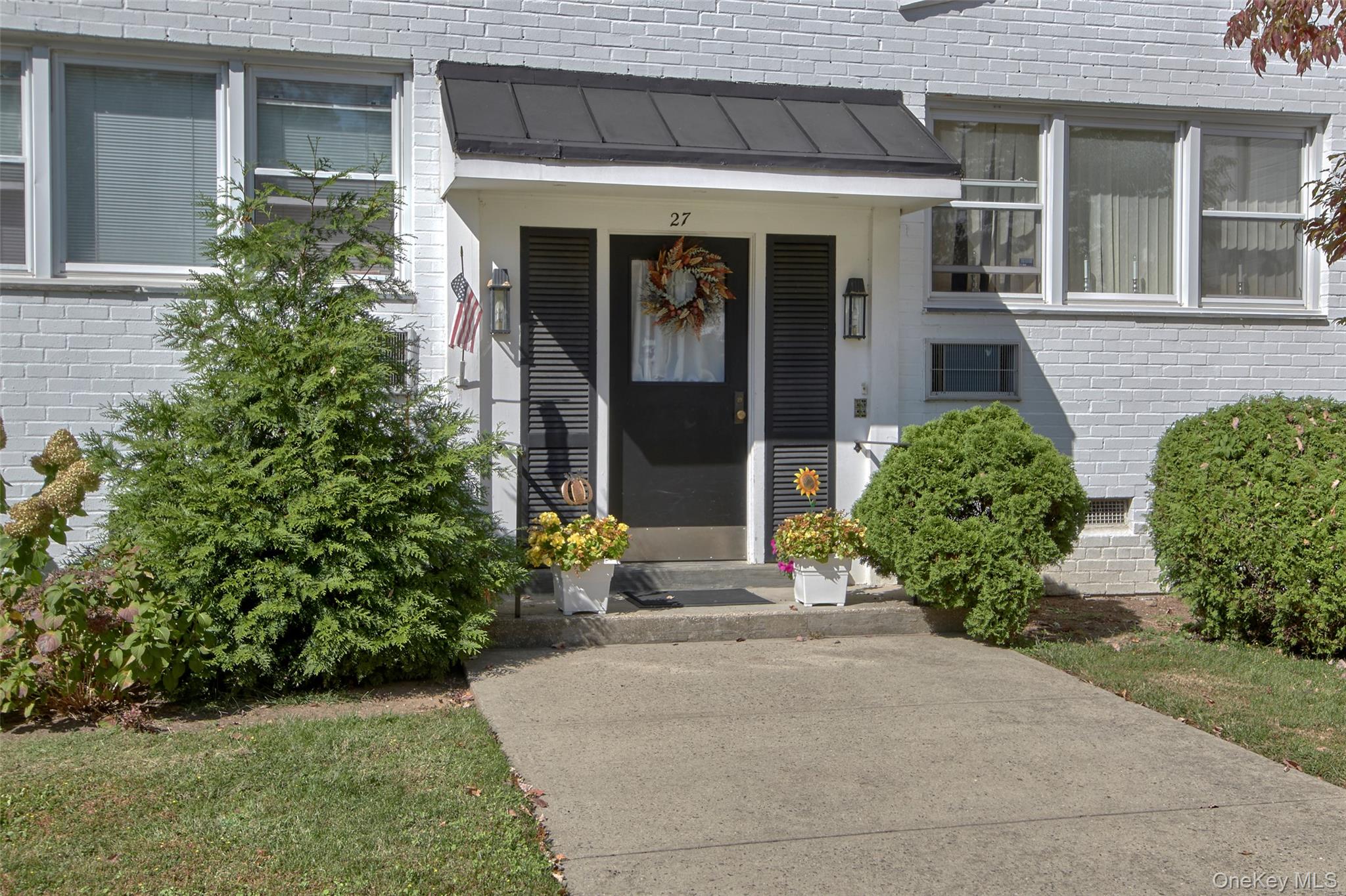 Welcome to this beautifully mint condition renovated 1-bedroom condo i...