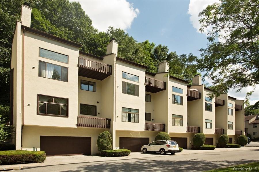 Location, Location, Location! Chestnut Oak Complex. Dramatic and brigh...