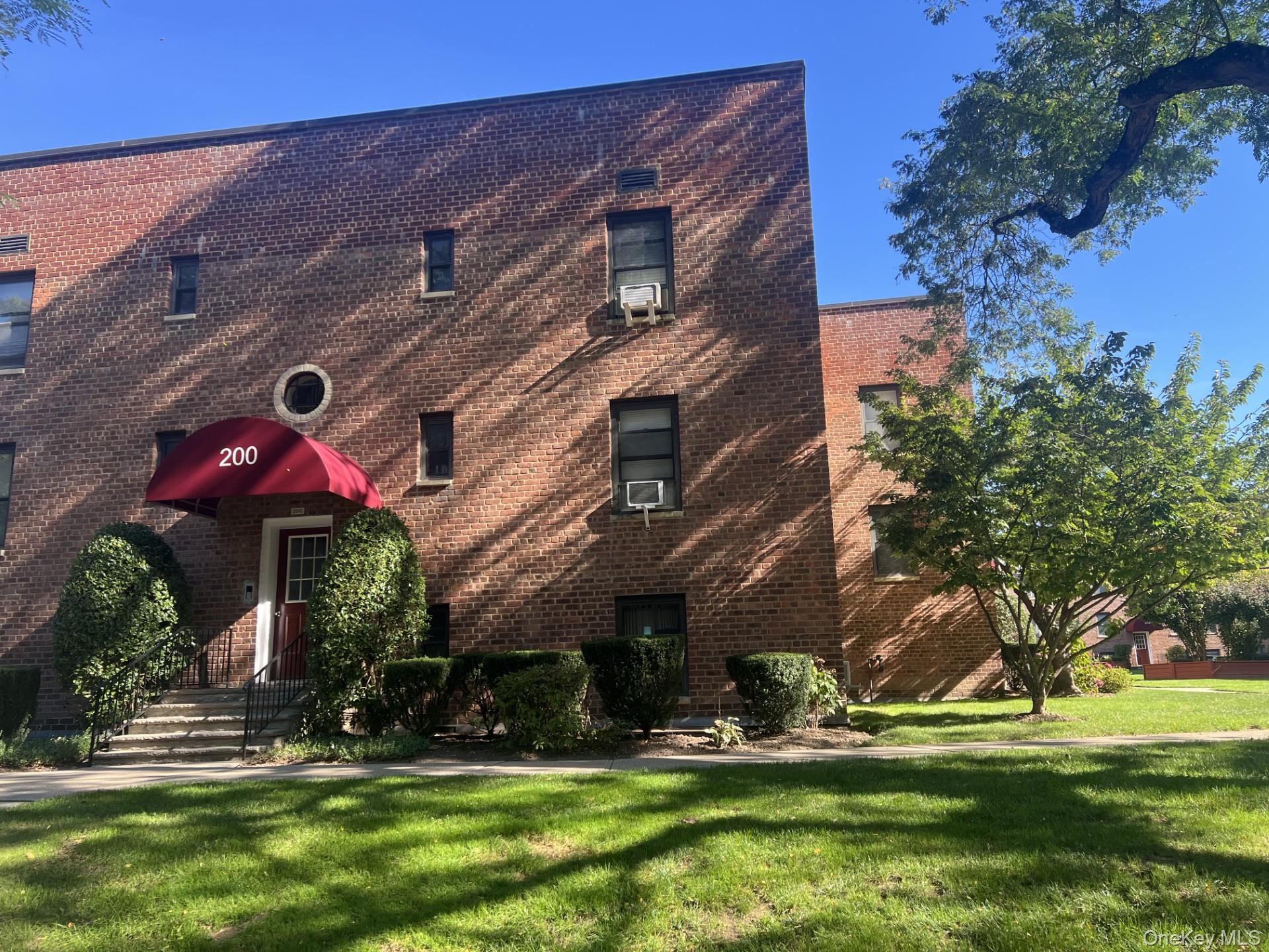 Quiet and Pristine unit, updated bathroom, kitchen, double size bedroo...
